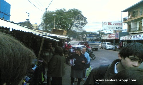 La avenida J. M. Cueto esta cada vez mas invadida por vendedores informales